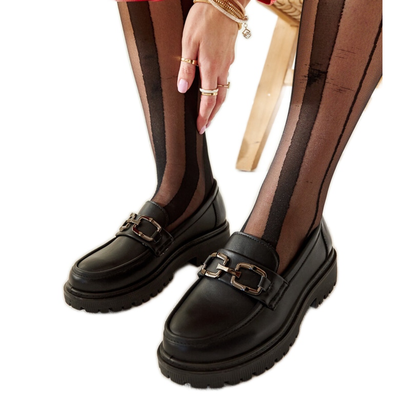 Svarta fjädrar med spännmockasiner