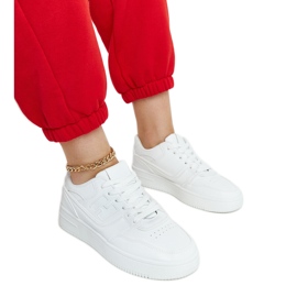 Vita sneakers på Mentha-plattformen