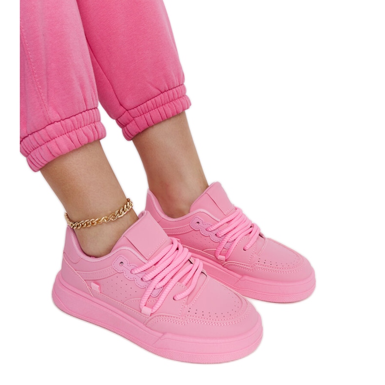 Rosa sneakers på Asphodel-plattformen