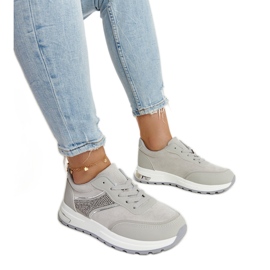 Gråa sneakers på Lubna-plattformen