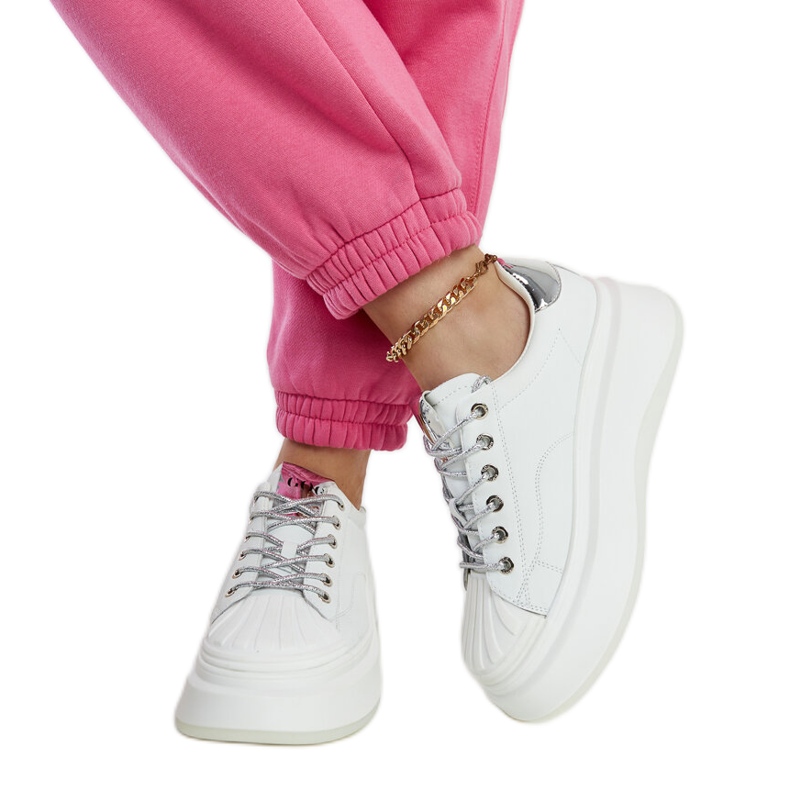 Vita sneakers på GOE NN2N4033-plattformen