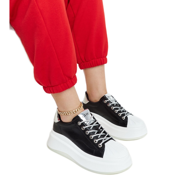 Svarta sneakers på GOE NN2N4034-plattformen