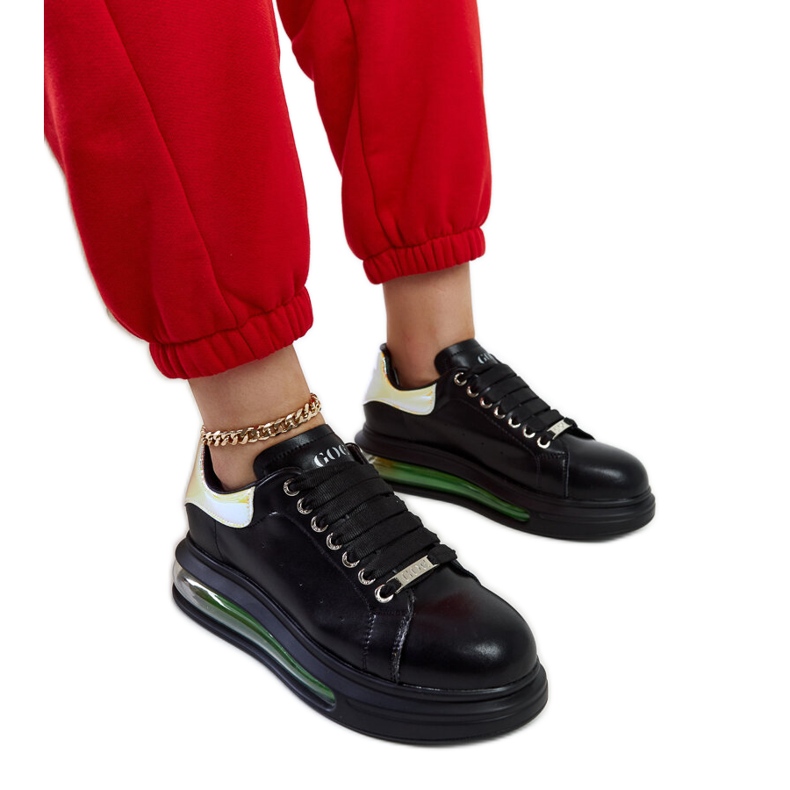 Svarta sneakers på GOE NN2N4030-plattformen