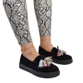 Svarta skor med färgglada tofsar från Adaldrida