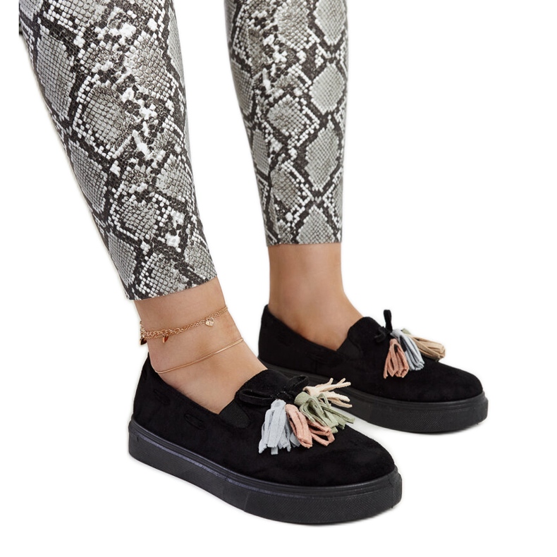 Svarta skor med färgglada tofsar från Adaldrida