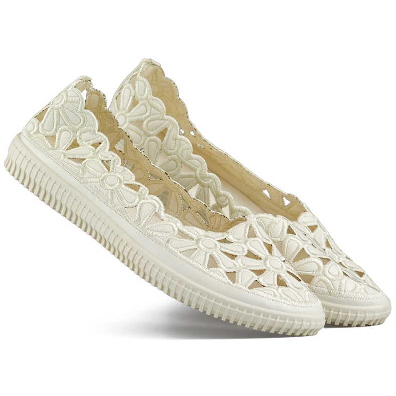 Balettlägenheter med genombrutna utskärningar, damskor med blommönster beige