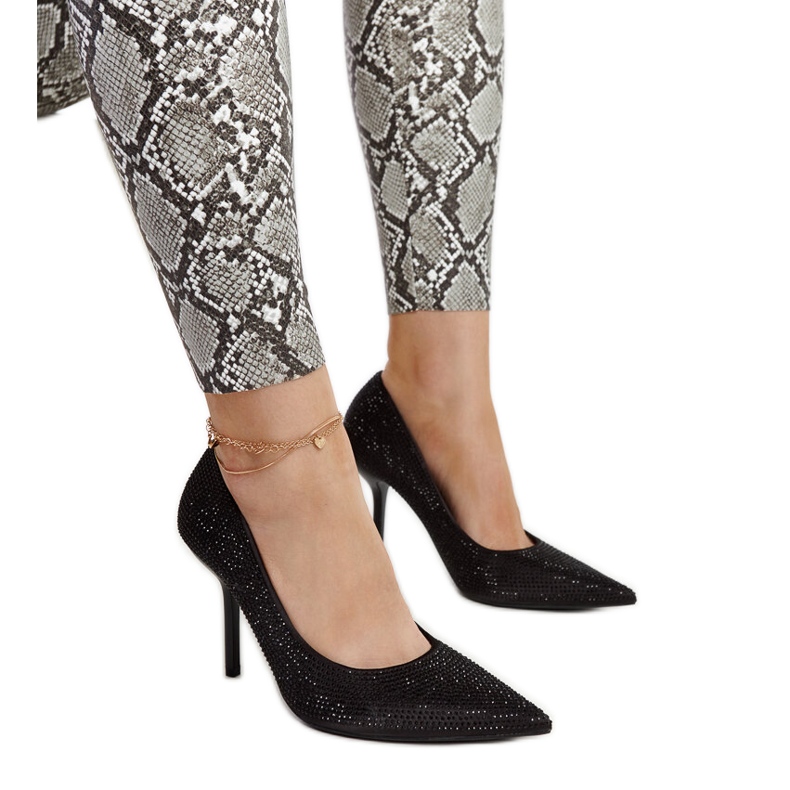 Liena svarta höga klackar