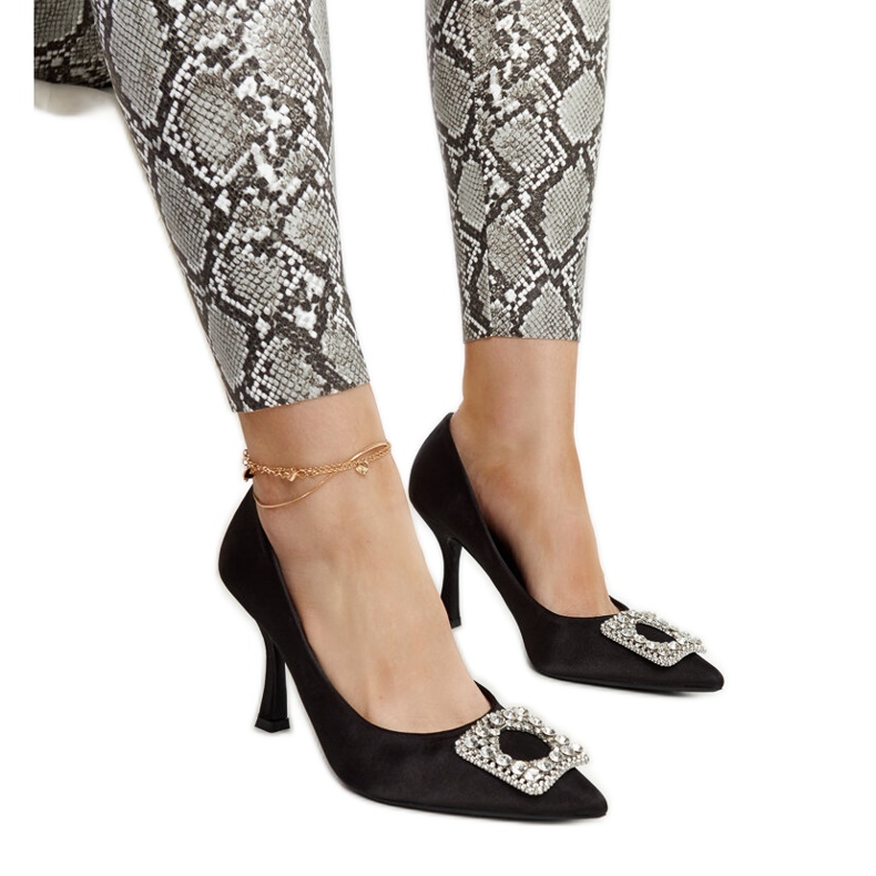 Svarta höga klackar med satinfinish och Clemente-rhinestones