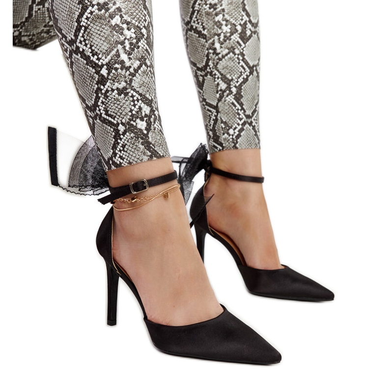 Svarta höga klackar med rosett från Ilaysa