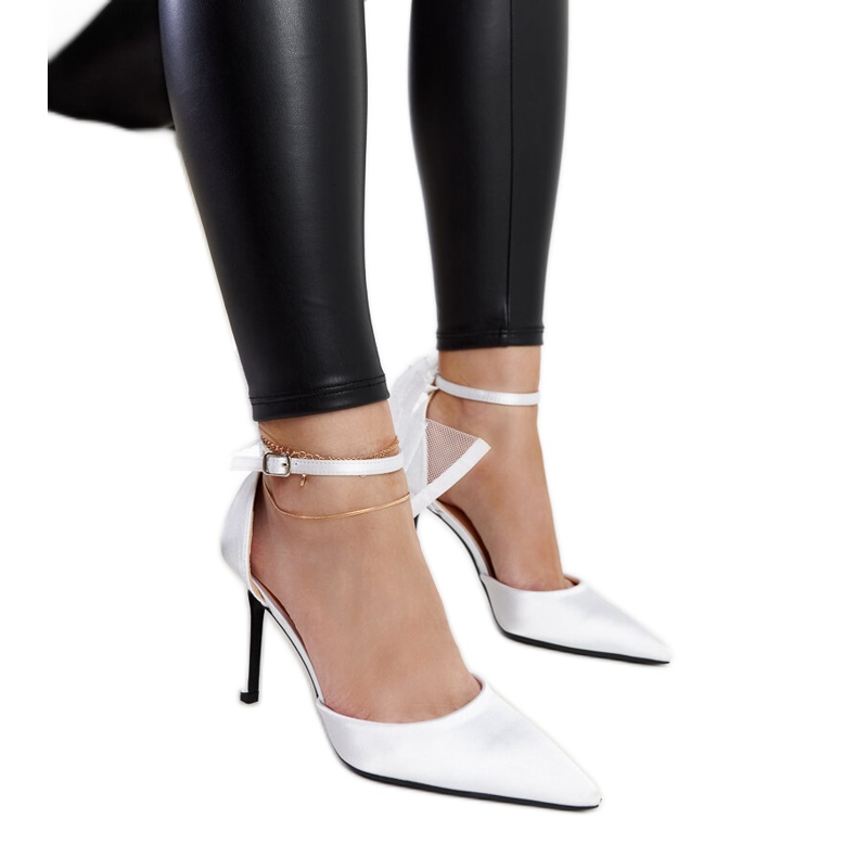 Vita höga klackar med rosett från Ilaysa