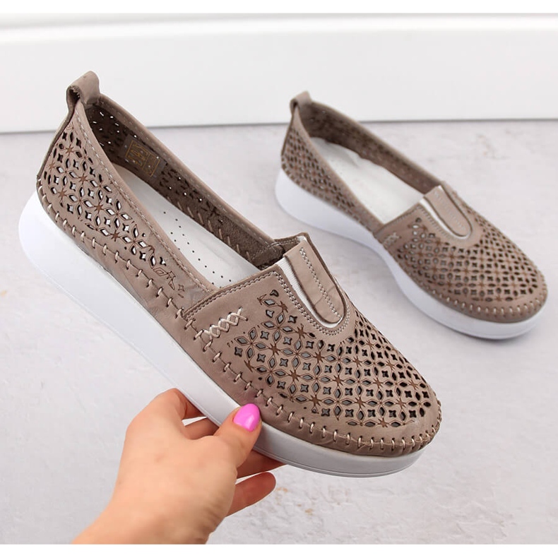 Genombrutna slip-on skor i läder, beige T.Sokolski 0712