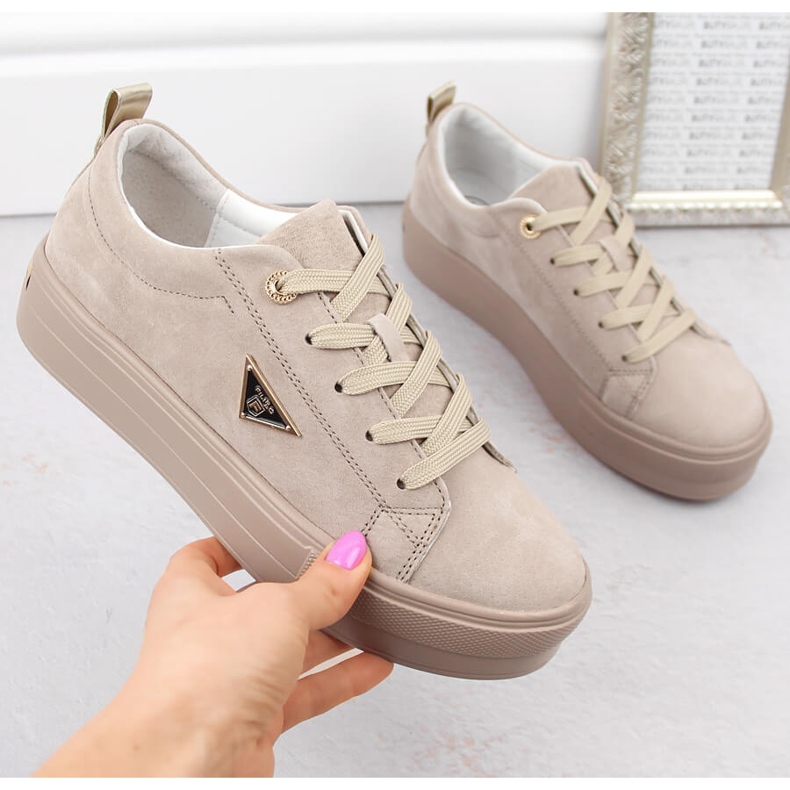 Damskor i beige lädermocka på plattformen Filippo DP3533