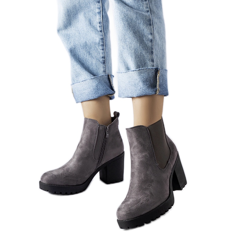 Gråa högklackade stövlar i mocka från Magnui