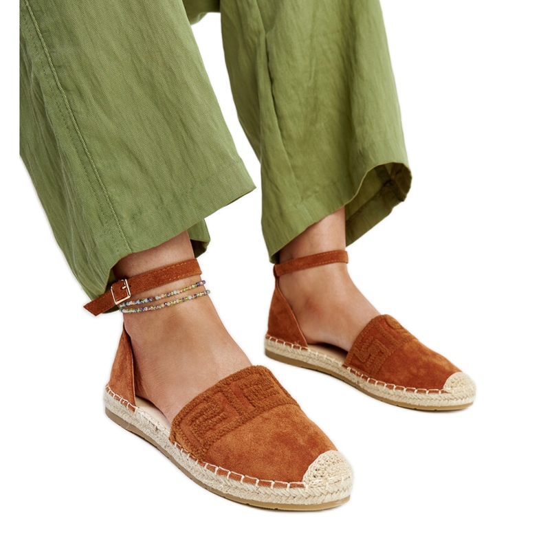 Bruna espadrillor med dekorativa Sonjabroderier