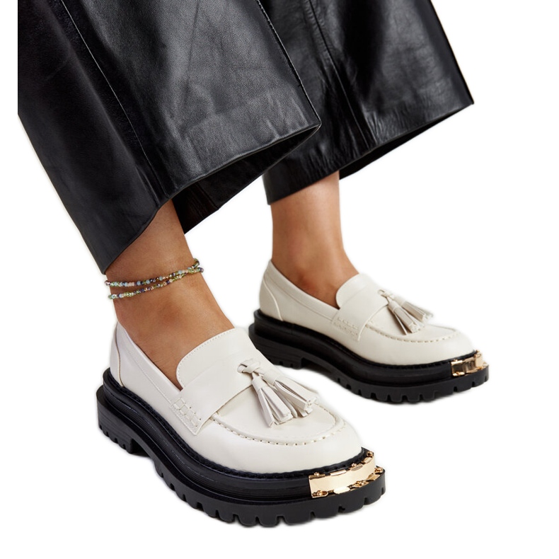 Ljusbeige massiva mockasiner med guldinlägg från Tuga