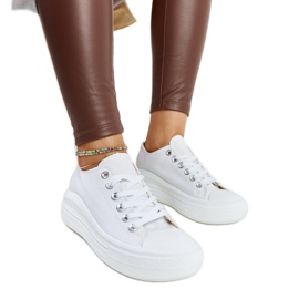 Vita sneakers på en tjock Zlata-plattform
