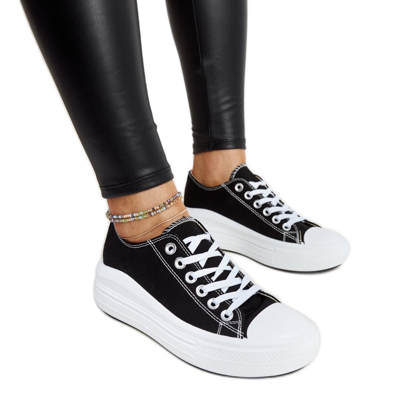 Svarta sneakers på en tjock Zlata-plattform