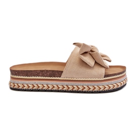 Beige Kvinnors Flip-Flops På En Plattform Med En Rosett Evatria