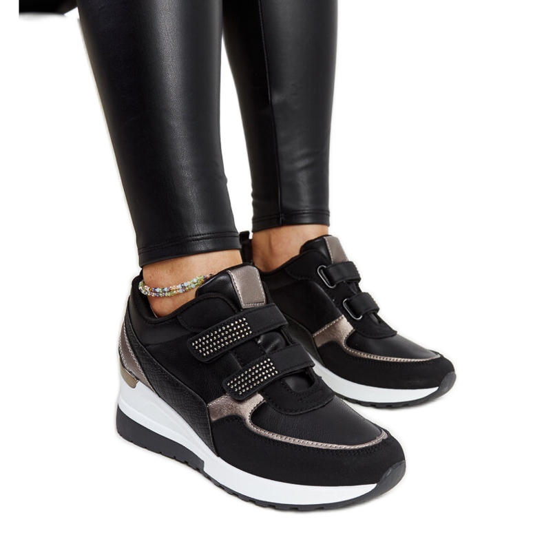 Svarta wedge sneakers dekorerade med Asmeret-rhinestones