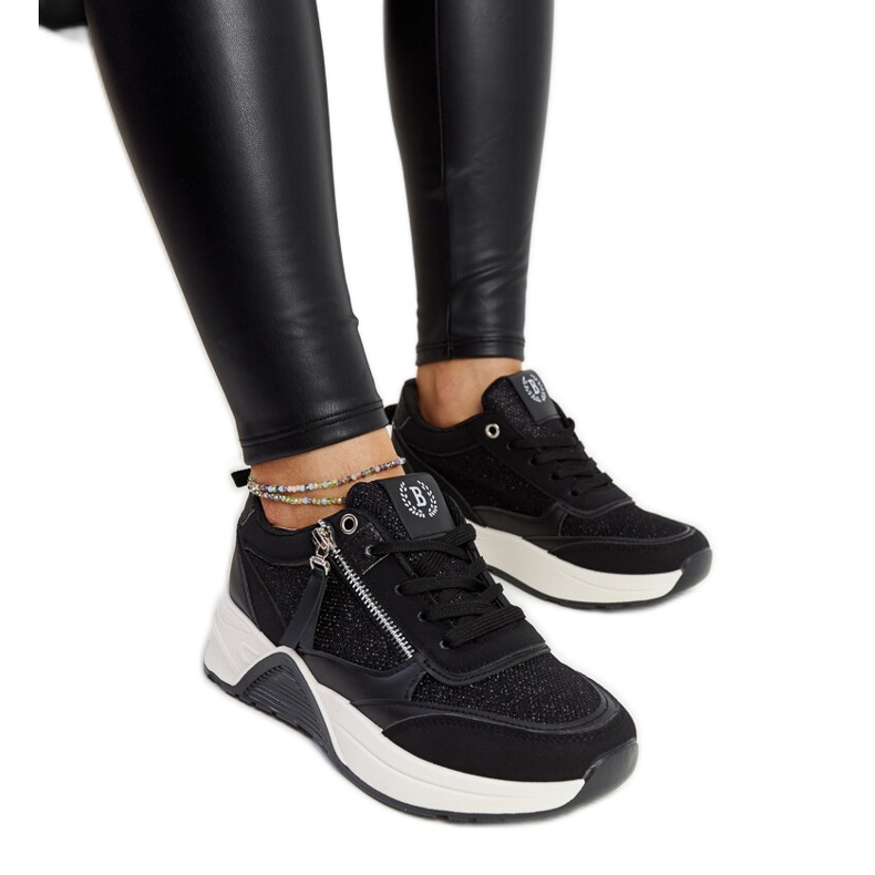 Svarta glänsande sneakers på Makda-plattformen