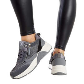 Grå glänsande sneakers på Makda-plattformen