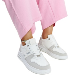 Vita och gråa sneakers på Negisti-plattformen