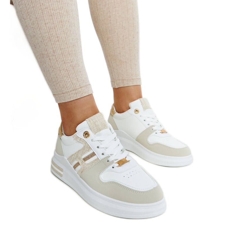 Vita och beige sneakers på Negisti-plattformen