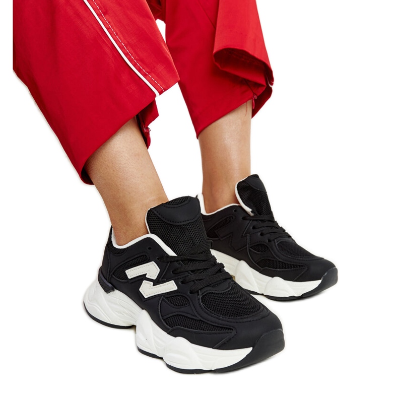 Svarta sneakers med massiv Gergely-sula