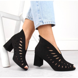 Genombrutna stövlar i mocka med öppen tå, svart Potocki LE20318