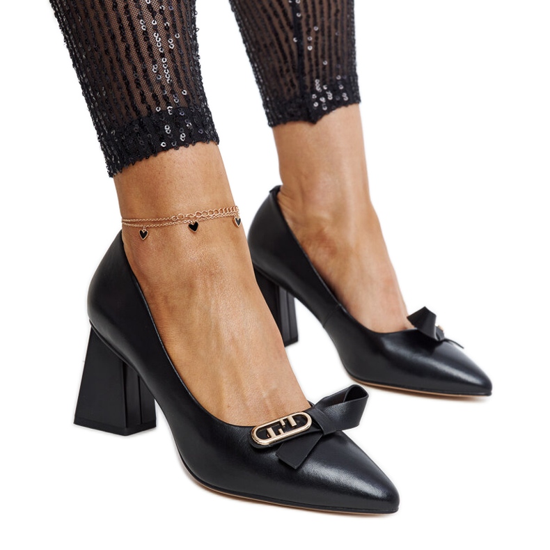 Högklackade pumps i svart läder från Vinceza