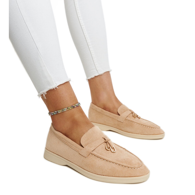 Beige mockasiner med metallhänge från Fiorano