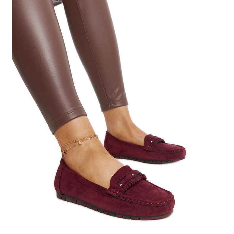 Vinröda mockasiner med dekorativt band från Widaad