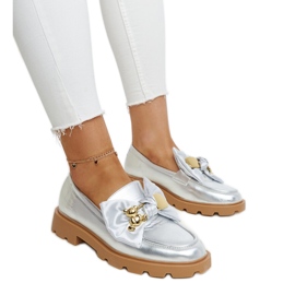 Silvermockasiner med dekorativ säkerhetsnål från Bogumil