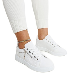 Vita sportskor dekorerade med Chiusi-perforering