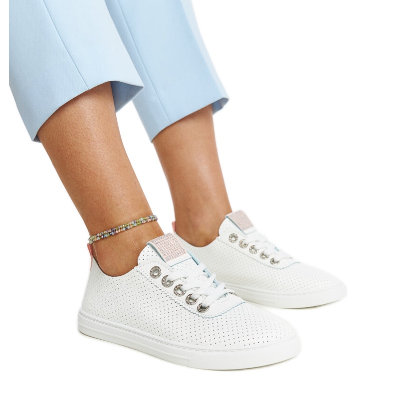 Vita sneakers i ekoläder från Anbarin