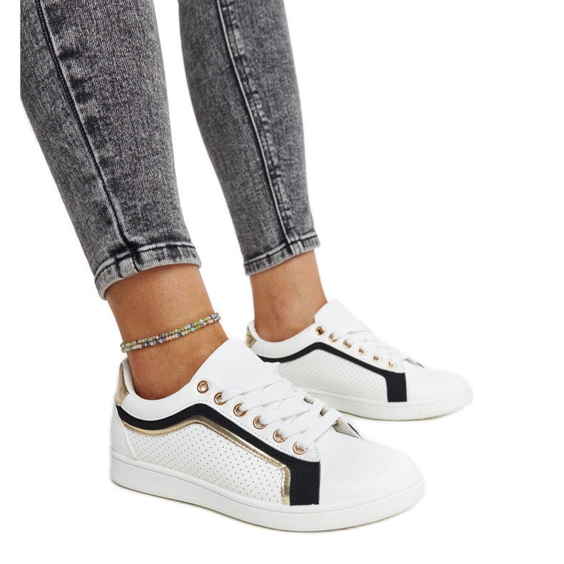 Vita och svarta sneakers på Amala-plattformen