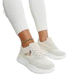 Beige sneakers på Nereida-plattformen