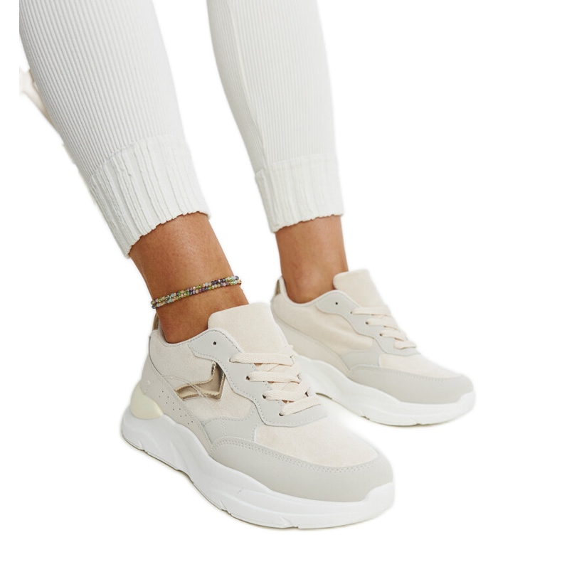 Beige sneakers på Nereida-plattformen