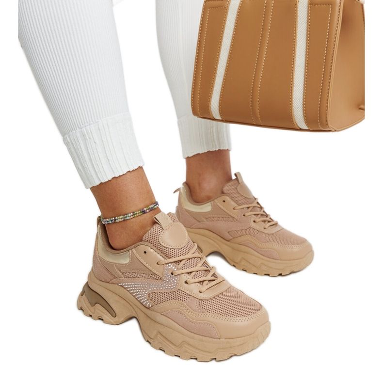 Bruna plattformssneakers dekorerade med Maras zirkoner