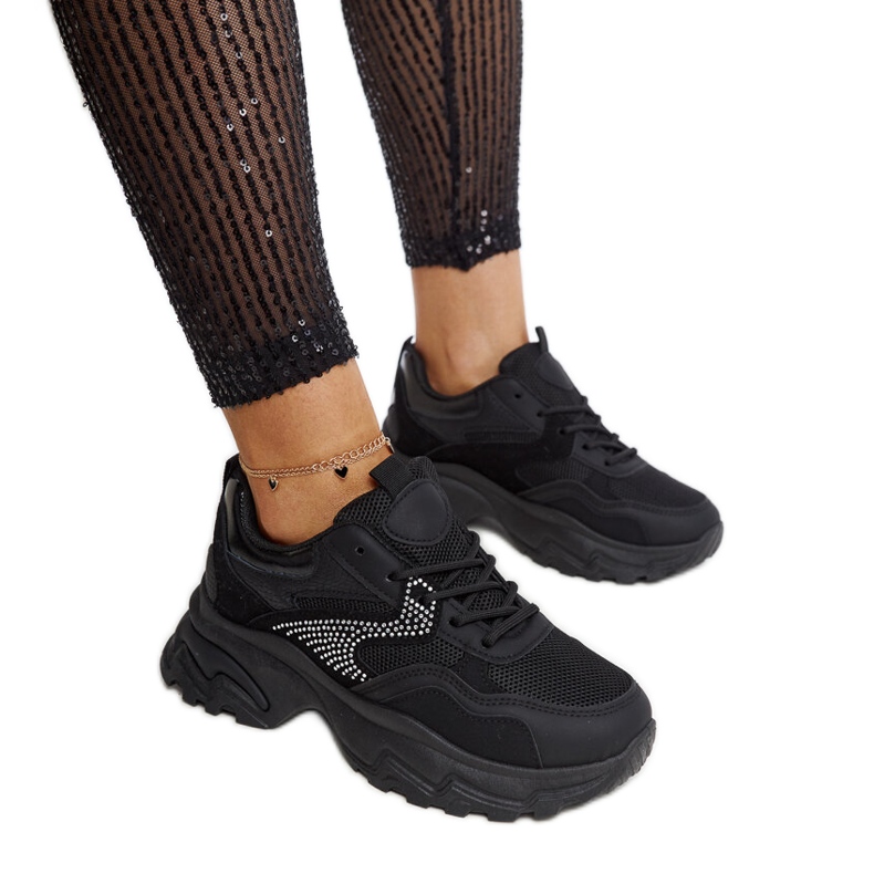 Svarta plattformssneakers dekorerade med Maras-rhinestones