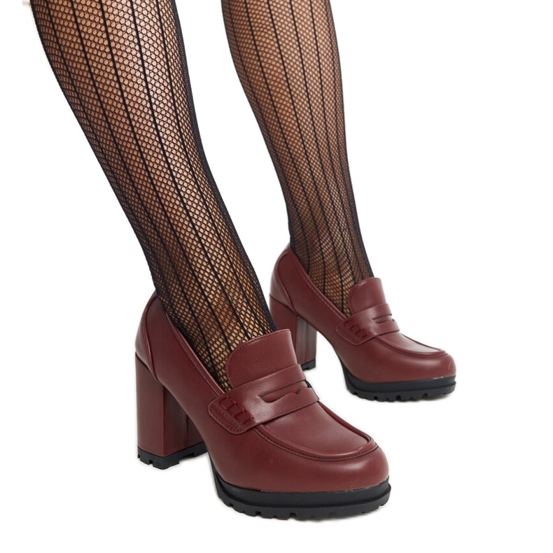 Vinröda högklackade skor från Sauda