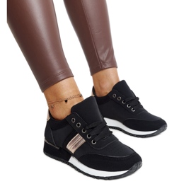 Svarta sneakers på en Nihad gummiplattform