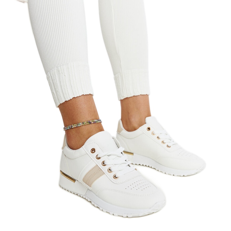 Vita och beige sneakers på Nihad gummiplattform