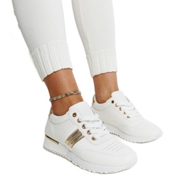 Vita och guld sneakers på Nihad gummiplattform