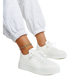 Vita sneakers med tjock sula från Rafida