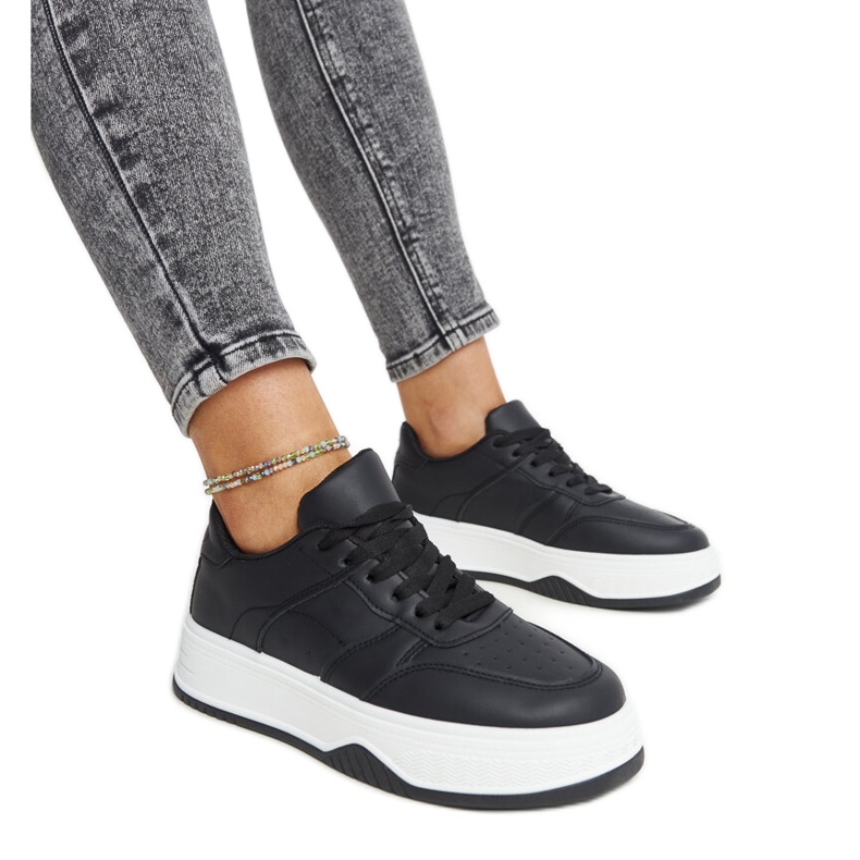 Svarta sneakers med tjock Rafida-sula