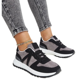 Svarta och gråa sneakers på Sanela-plattformen