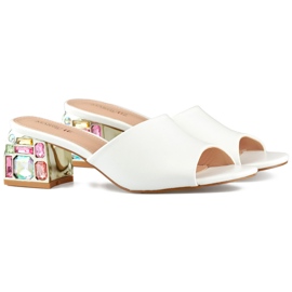 Vita damflipflops med låg klack med kristaller