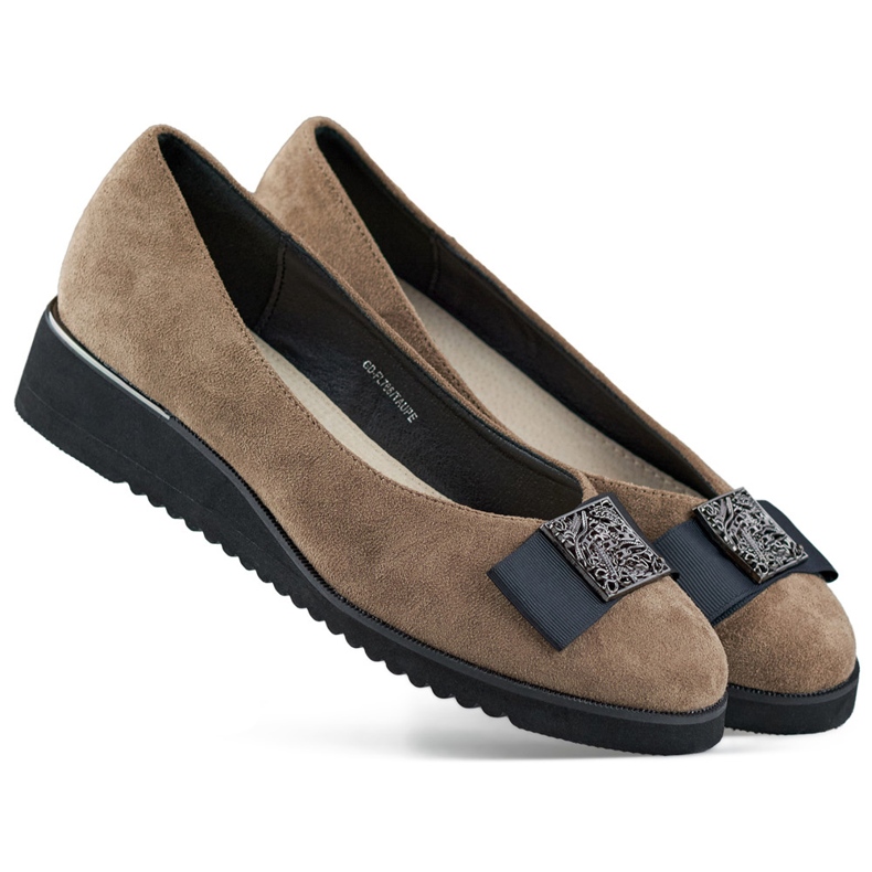 Mockaskor i taupe färg, pumps med låg kil beige