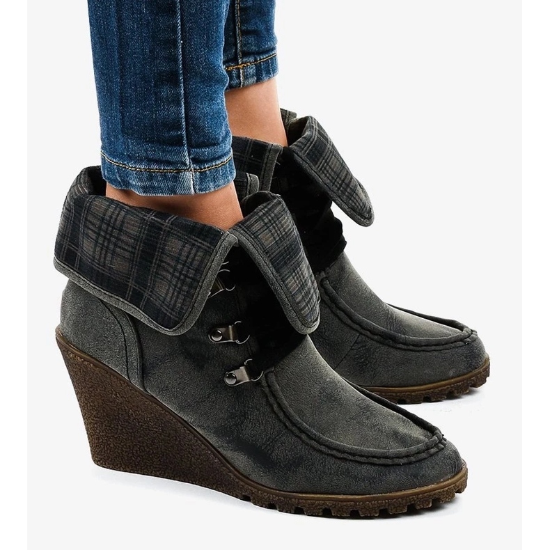 Bekväma damsandaler i läder med elegant dekoration beige